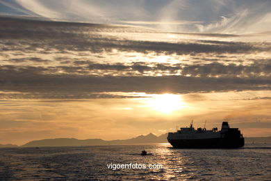 PÔR DO SOL NO MAR. OCASO. ILHAS CIES. PAISAGENS. GALIZA. ESPANHA