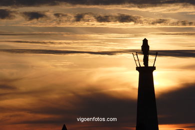 PÔR DO SOL NO MAR. OCASO. SOL. PAISAGENS. GALIZA. ESPANHA