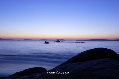 PÔR DO SOL NO MAR. OCASO. PRAIA DA FONTE. PAISAGENS. GALIZA. ESPANHA