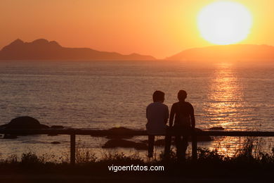 PÔR DO SOL NO MAR. OCASO. SOL. PAISAGENS. GALIZA. ESPANHA