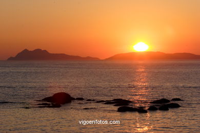 PÔR DO SOL NO MAR. OCASO. ILHAS CIES. PAISAGENS. GALIZA. ESPANHA