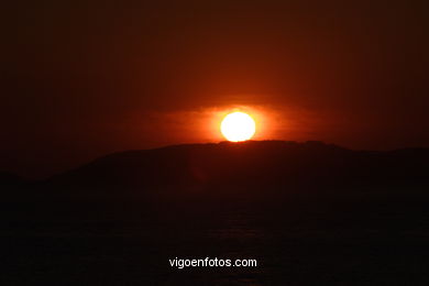 PÔR DO SOL NO MAR. OCASO. SOL. PAISAGENS. GALIZA. ESPANHA