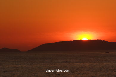 PÔR DO SOL NO MAR. OCASO. ILHAS CIES. PAISAGENS. GALIZA. ESPANHA