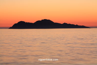 PÔR DO SOL NO MAR. OCASO. ILHAS CIES. PAISAGENS. GALIZA. ESPANHA