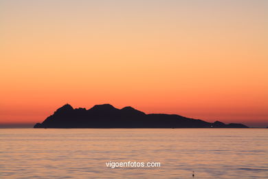 PÔR DO SOL NO MAR. OCASO. ILHAS CIES. PAISAGENS. GALIZA. ESPANHA