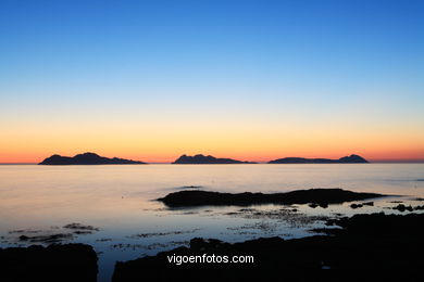 PÔR DO SOL NO MAR. OCASO. ILHAS CIES. PAISAGENS. GALIZA. ESPANHA