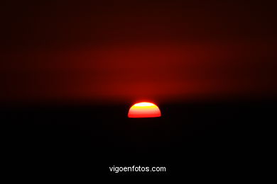 PÔR DO SOL NO MAR. OCASO. MADROA. PAISAGENS. GALIZA. ESPANHA