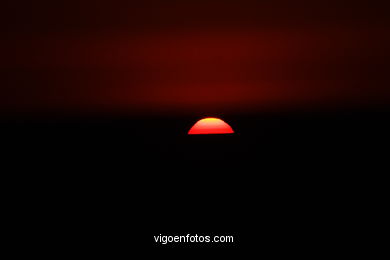 PÔR DO SOL NO MAR. OCASO. MADROA. PAISAGENS. GALIZA. ESPANHA