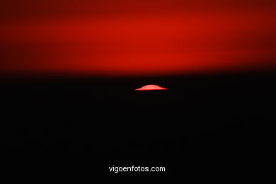 PÔR DO SOL NO MAR. OCASO. MADROA. PAISAGENS. GALIZA. ESPANHA