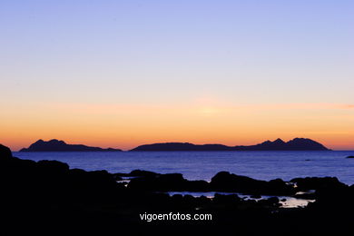 PÔR DO SOL NO MAR. OCASO. ILHAS CIES. PAISAGENS. GALIZA. ESPANHA