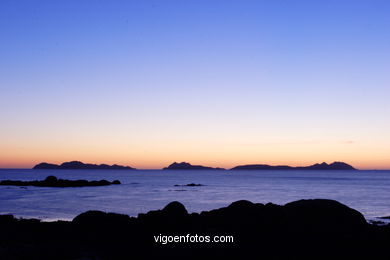 PÔR DO SOL NO MAR. OCASO. ILHAS CIES. PAISAGENS. GALIZA. ESPANHA