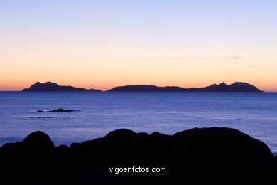 PÔR DO SOL NO MAR. OCASO. ILHAS CIES. PAISAGENS. GALIZA. ESPANHA