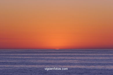 PÔR DO SOL NO MAR. OCASO. MAR ABERTO. PAISAGENS. GALIZA. ESPANHA