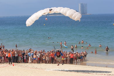 PARACAIDISTAS EQUIPO ALAS - EXHIBICIÓN AÉREA DE VIGO 2006