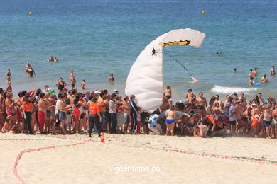 PARACHUTIST ALAS TEAM. AIRSHOW 2006. VIGO (SPAIN)