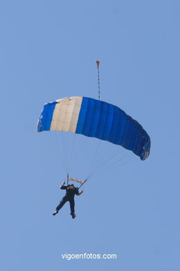 PARATROOPERS OF PAPEA. AIRSHOW 2006. VIGO (SPAIN)