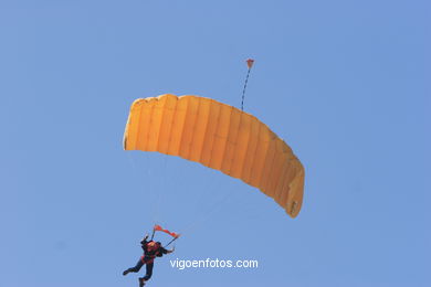 PARACAIDISTAS DE LA PAPEA - EXHIBICIÓN AÉREA DE VIGO 2006