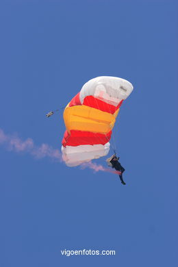 PARATROOPERS OF PAPEA. AIRSHOW 2006. VIGO (SPAIN)