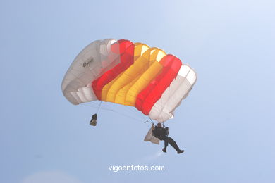 PARACAIDISTAS DE LA PAPEA - EXHIBICIÓN AÉREA DE VIGO 2006