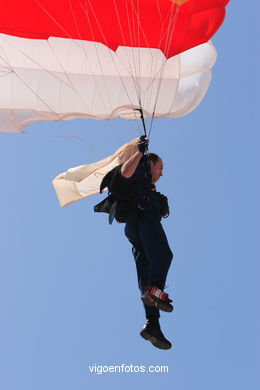 PARATROOPERS OF PAPEA. AIRSHOW 2006. VIGO (SPAIN)