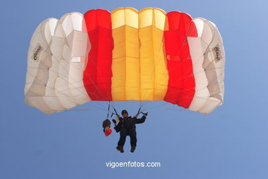 PARATROOPERS OF PAPEA. AIRSHOW 2006. VIGO (SPAIN)