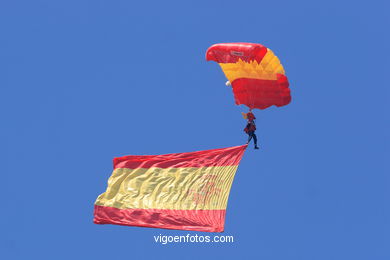 PARATROOPERS OF PAPEA. AIRSHOW 2006. VIGO (SPAIN)