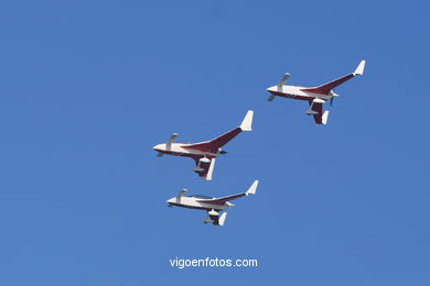 AVIÕES ACROEZ - REVA - PATRULHA ACROBÁTICA REVA - EXHIBICIÓN AÉREA DE VIGO 2006