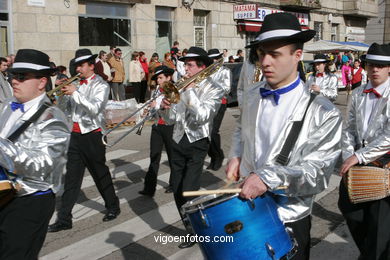 COMPARSA 'GRAN CASINO DE LAS VELAS' EN MATAMÁ - CARNAVAL 2005