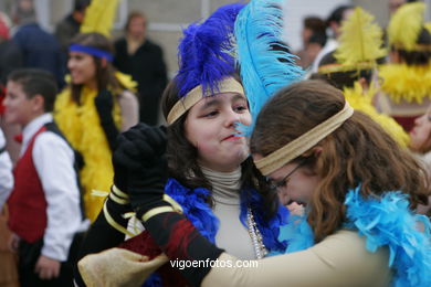 COMPARSA 'GRAN CASINO DE LAS VELAS' EN MATAMÁ - CARNAVAL 2005