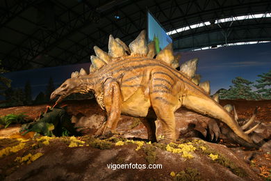 EXTINÇÃO DOS DINOSSAUROS - MAQUETAS. EXPOSIÇÃO UNIVERSAL - GOBISSAUROS - DINOSSAUROS DO DESERTO DO GOBI. EXTINÇÃO