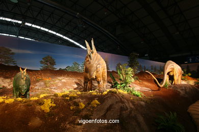 DINOSAUR EXTINCTION - MODELS. UNIVERSAL EXHIBITION - GOBISSAUROS - DINOSAURS OF THE GOBI DESERT. EXTINCTION