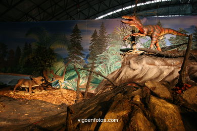 DINOSAUR EXTINCTION - MODELS. UNIVERSAL EXHIBITION - GOBISSAUROS - DINOSAURS OF THE GOBI DESERT. EXTINCTION