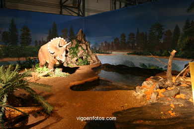 DINOSAUR EXTINCTION - MODELS. UNIVERSAL EXHIBITION - GOBISSAUROS - DINOSAURS OF THE GOBI DESERT. EXTINCTION