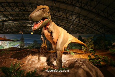 DINOSAUR EXTINCTION - MODELS. UNIVERSAL EXHIBITION - GOBISSAUROS - DINOSAURS OF THE GOBI DESERT. EXTINCTION