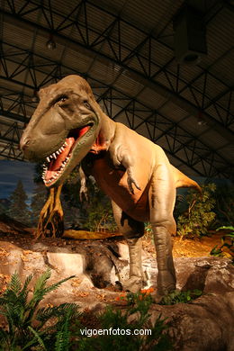 DINOSAUR EXTINCTION - MODELS. UNIVERSAL EXHIBITION - GOBISSAUROS - DINOSAURS OF THE GOBI DESERT. EXTINCTION