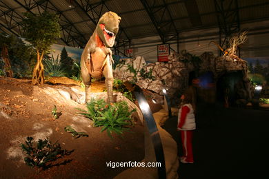 DINOSAUR EXTINCTION - MODELS. UNIVERSAL EXHIBITION - GOBISSAUROS - DINOSAURS OF THE GOBI DESERT. EXTINCTION