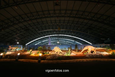 EXTINÇÃO DOS DINOSSAUROS - MAQUETAS. EXPOSIÇÃO UNIVERSAL - GOBISSAUROS - DINOSSAUROS DO DESERTO DO GOBI. EXTINÇÃO