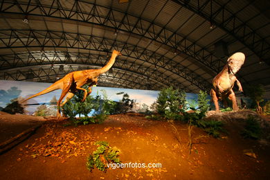 DINOSAUR EXTINCTION - MODELS. UNIVERSAL EXHIBITION - GOBISSAUROS - DINOSAURS OF THE GOBI DESERT. EXTINCTION