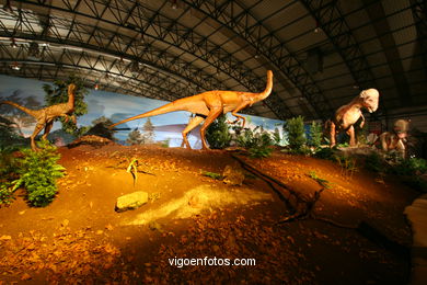 DINOSAUR EXTINCTION - MODELS. UNIVERSAL EXHIBITION - GOBISSAUROS - DINOSAURS OF THE GOBI DESERT. EXTINCTION