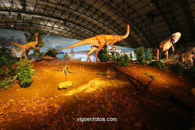 DINOSAUR EXTINCTION - MODELS. UNIVERSAL EXHIBITION - GOBISSAUROS - DINOSAURS OF THE GOBI DESERT. EXTINCTION