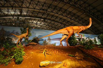 DINOSAUR EXTINCTION - MODELS. UNIVERSAL EXHIBITION - GOBISSAUROS - DINOSAURS OF THE GOBI DESERT. EXTINCTION