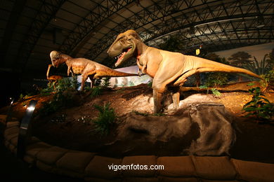 DINOSAUR EXTINCTION - MODELS. UNIVERSAL EXHIBITION - GOBISSAUROS - DINOSAURS OF THE GOBI DESERT. EXTINCTION