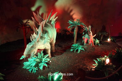 DINOSSAUROS - ESQUELETOS E OSSOS. EXPOSIÇÃO UNIVERSAL - GOBISSAUROS - DINOSSAUROS DO DESERTO DO GOBI. EXTINÇÃO