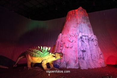 DINOSSAUROS - ESQUELETOS E OSSOS. EXPOSIÇÃO UNIVERSAL - GOBISSAUROS - DINOSSAUROS DO DESERTO DO GOBI. EXTINÇÃO