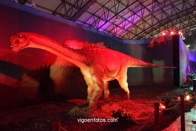 DINOSSAUROS - ESQUELETOS E OSSOS. EXPOSIÇÃO UNIVERSAL - GOBISSAUROS - DINOSSAUROS DO DESERTO DO GOBI. EXTINÇÃO