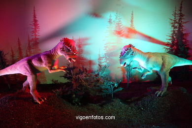 DINOSSAUROS - ESQUELETOS E OSSOS. EXPOSIÇÃO UNIVERSAL - GOBISSAUROS - DINOSSAUROS DO DESERTO DO GOBI. EXTINÇÃO