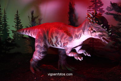 DINOSSAUROS - ESQUELETOS E OSSOS. EXPOSIÇÃO UNIVERSAL - GOBISSAUROS - DINOSSAUROS DO DESERTO DO GOBI. EXTINÇÃO