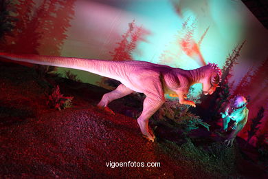 DINOSSAUROS - ESQUELETOS E OSSOS. EXPOSIÇÃO UNIVERSAL - GOBISSAUROS - DINOSSAUROS DO DESERTO DO GOBI. EXTINÇÃO