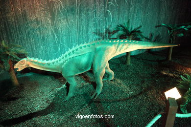 DINOSAURIOS -  ESQUELETOS Y HUESOS. EXPOSICIÓN UNIVERSAL - GOBISSAUROS - DINOSAURIOS DEL DESIERTO DEL GOBI. EXTINCIÓN