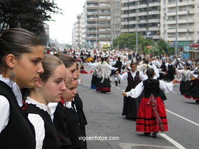 DÍA DA MUÑEIRA 2004 - MUÑEIRAS Y TRAJES TÍPICOS GALLEGOS